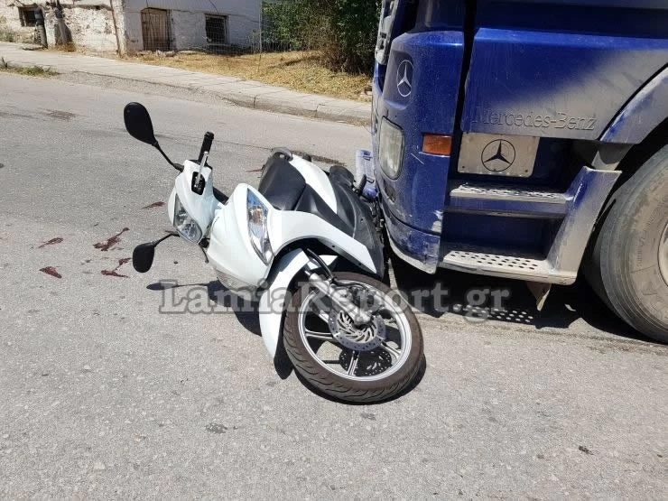 Λαμία: Σοκαριστικό ατύχημα με νταλίκα που παρέσυρε ζευγάρι σε μηχανάκι –Βίντεο, Εικόνες